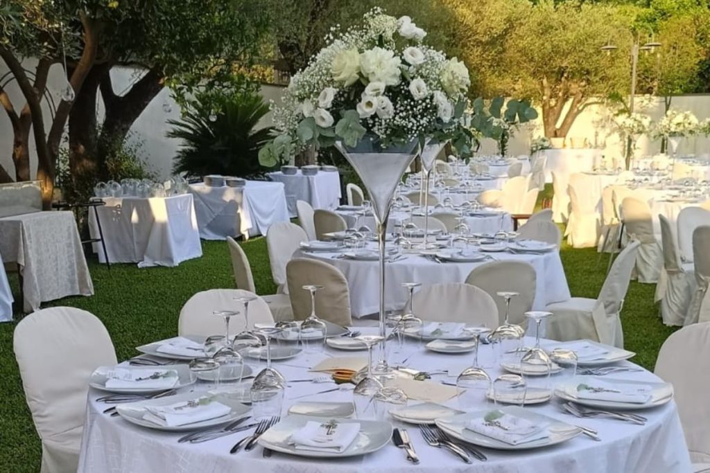 alt="Centrotavola su coppa martini per tavolo invitati Emozioni Floreali Villa San Giovanni RC"