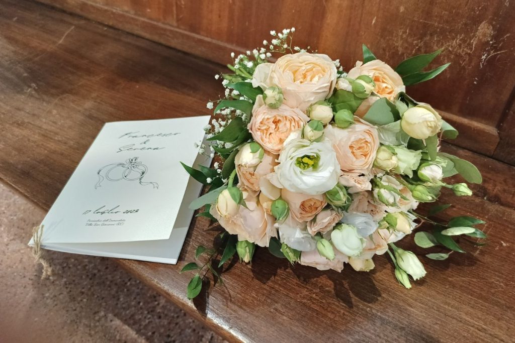 alt="Bouquet della sposa Emozioni Floreali Villa San Giovanni RC"
