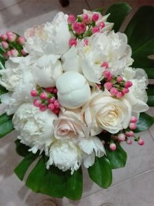 Bouquet Peonie - emozioni Floreali di Giusy Surace alt="Bouquet della sposa Peonie bianche, rose rosa ipericum rosa Emozioni Floreali Villa San Giovanni"