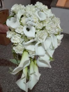 Bouquet Rose e calle alt="Bouquet della sposa rose e calle Emozioni Floreali Villa San Giovanni"