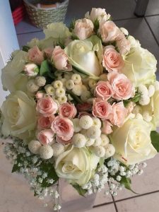 Bouquet rose bianche,roselline rosa e altro - emozioni Floreali di Giusy Surace alt="Bouquet della sposa Rose bianche, roselline rosa e sancarlini bianchi Emozioni Floreali Villa San Giovanni"