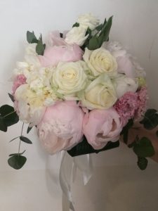 Bouquet rose e peonie alt="Bouquet rose e peonie Emozioni Floreali Villa San Giovanni"