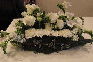 Centrotavola stilizzato rose fresie e garofanini emozioni floreali di giusy surace - Villa San Giovanni