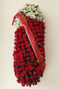 Alt="Copricassa rose rosse e cimbidium bianco Emozioni floreali di giusy Surace"