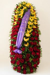 Alt= Copricassa rose e cimbidium gialla- Emozioni floreali di Giusy Surace, Villa San Giovanni
