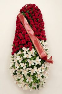 Alt=" copricassa rose e orchidee cimbidium - Emozioni floreali di Giusy Surace, Villa San Giovanni