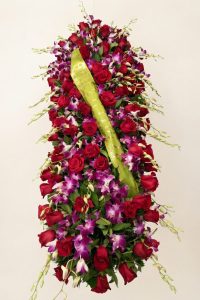 Alt=Copricassa Rose rosse e orchidee fucsia - Emozioni floreali di Giusy Surace, Villa San Giovanni