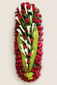 Alt=Copricassa Rose rosse e calle bianche - Emozioni Floreali di Giusy Surace