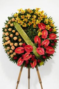 Alt=Corona funebre multicolor con Rose,Anthuriume orchidea- Emozioni floreali di Giusy Surace, Villa San Giovanni