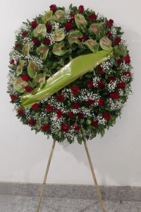Alt= Corona funebre Rose rosse anthurium verde,Nebbiolina- Emozioni floreali di Giusy Surace, Villa San Giovanni