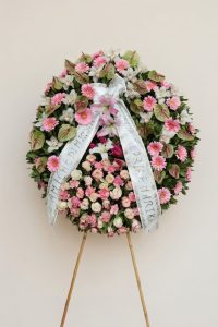 Alt= Corona funebre colorata con Rose,gerbere,Anthurium multicolor- Emozioni floreali di Giusy Surace, Villa San Giovanni
