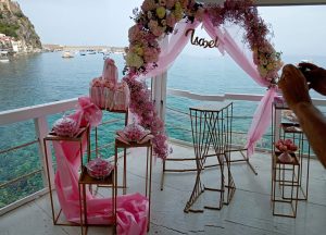 Alt text= Angolo torta con arco floreale Emozioni Floreali Villa San GIovanni