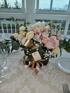 Alt text=Centrotavola floreale a forma di sushi per prima comunione Emozioni Floreali Villa San GIovanni