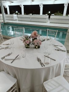 Alt text= Tavolo decorato con sushi floreali Emozioni Floreali Villa San GIovanni