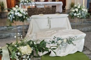 Inginocchiatoio rose bianche e lisianthus emozioni floreali di giusy surace – Villa San Giovanni