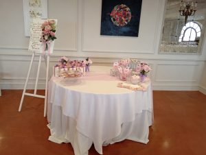 Alt text= tavolo torta per battezzo Emozioni Floreali Villa San GIovanni