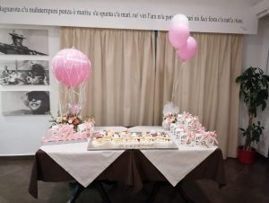 Alt text= battezzo tavolo torta decorato con palloncini e fiori